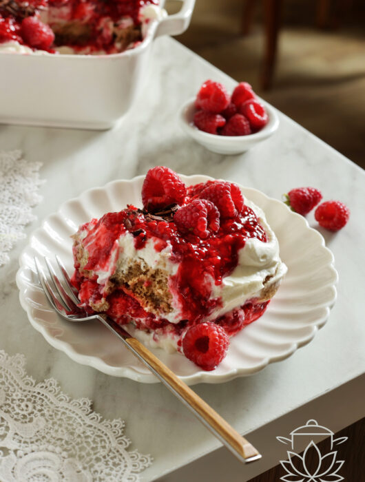 Tiramisu malinowe z mascarpone, frużeliną i biszkoptami nasączonymi kawą