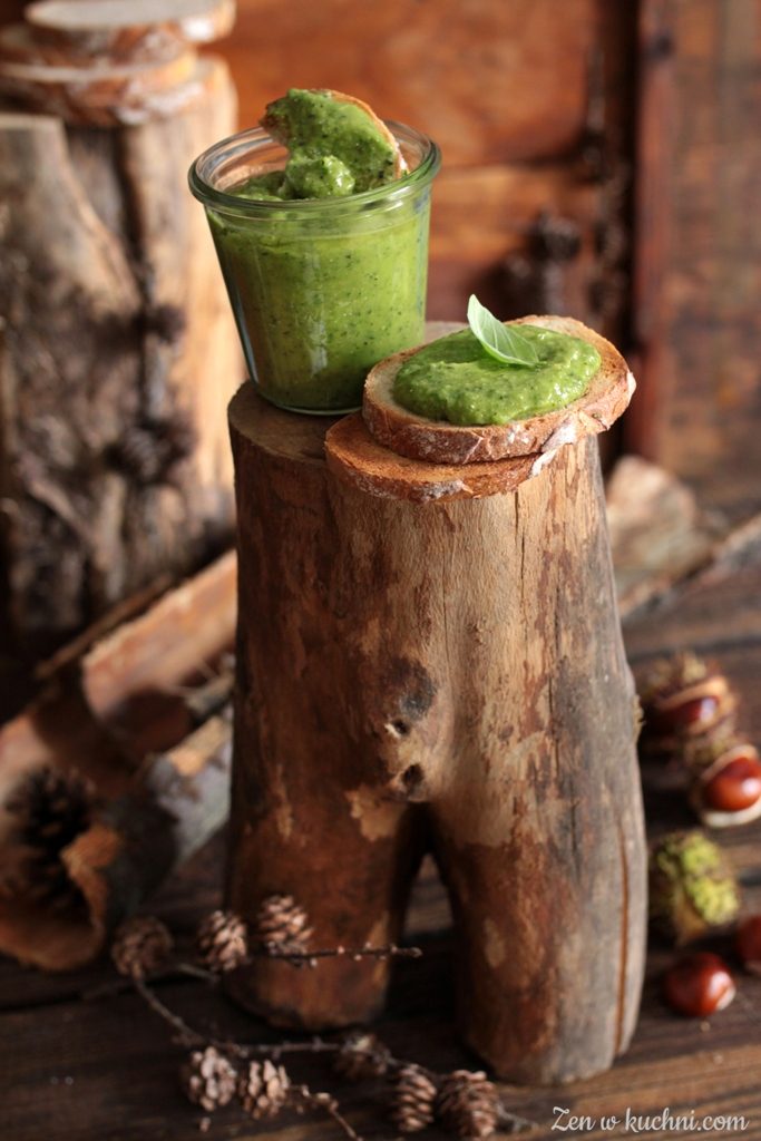 pesto z cukinii na drewnianym pieńku