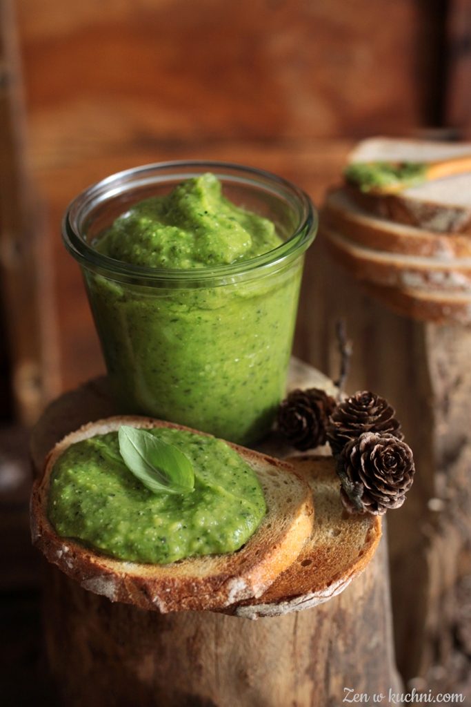 przepis na pesto z cukinii, lekkie i aromatyczne