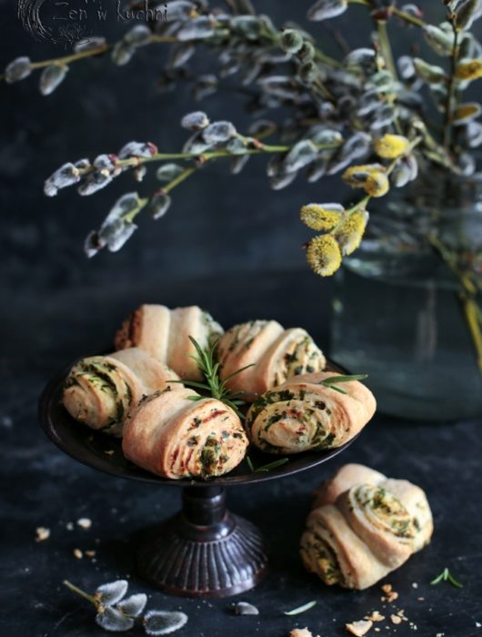 Bułeczki z fetą i ziołami – szybki przepis na wytrawne bułeczki z ciasta kruchego. Idealne na przekąskę, imprezę lub do lunchboxa.