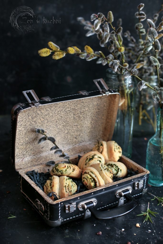 Bułeczki z fetą i ziołami – szybki przepis na wytrawne bułeczki z ciasta kruchego. Idealne na przekąskę, imprezę lub do lunchboxa.
