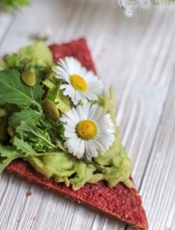 Zdrowa pizza z guacamole i jadalnymi kwiatami. Fit, roślinna, kolorowa, pełna świeżości. Idealna na lekki obiad lub efektowną kolację.