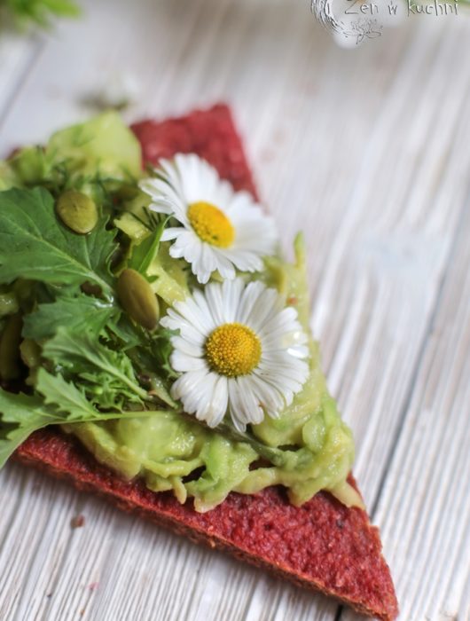 Zdrowa pizza z guacamole i jadalnymi kwiatami. Fit, roślinna, kolorowa, pełna świeżości. Idealna na lekki obiad lub efektowną kolację.