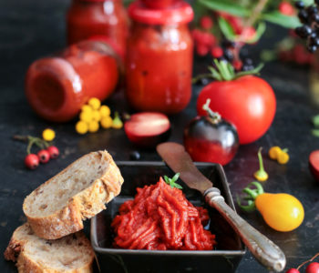 Domowy ketchup z pomidorów bez dodatku cukru w szklanym słoiku
