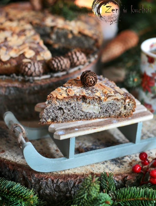 Wilgotne ciasto makowo migdałowe z jabłkiem - prosty przepis krok po kroku na aromatyczny, domowy wypiek idealny na święta i do kawy.