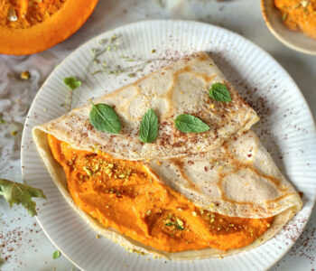 Zbliżenie na domowe naleśniki z nutellą z kremowym, czekoladowym nadzieniem.