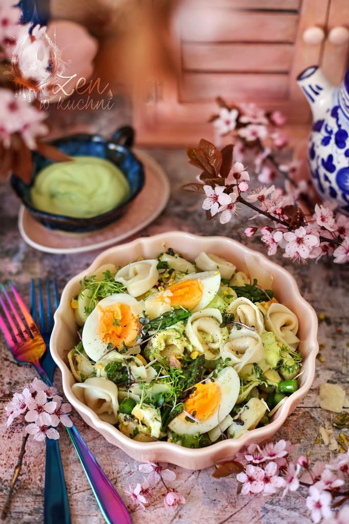 sałatka z tortellini z serem