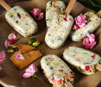 Przepis na Domowe ciastka na patyku z białą czekoladą, pistacjami i suszoną żurawiną – gotowy deser na słodko, idealny na przyjęcia i prezent.