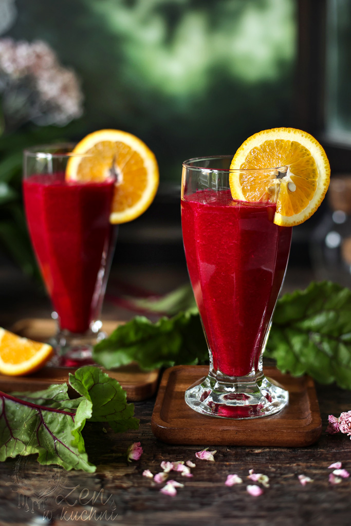 Świeżo zblendowane smoothie z buraków i pomarańczy ozdobione plastrem pomarańczy na wierzchu