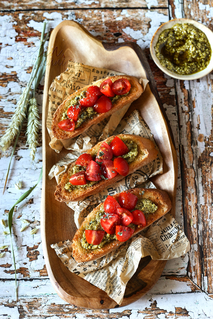 Tradycyjna włoska bruschetta podana na drewnianej desce