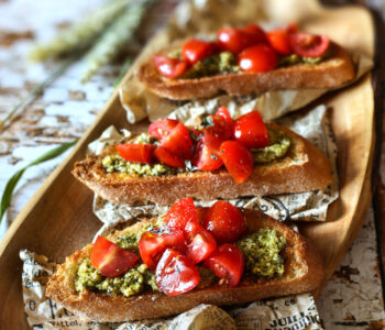Bruschetta z pomidorami i bazyliowym pesto na chrupiącej grzance