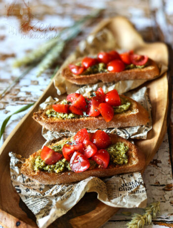 Bruschetta z pomidorami i bazyliowym pesto na chrupiącej grzance