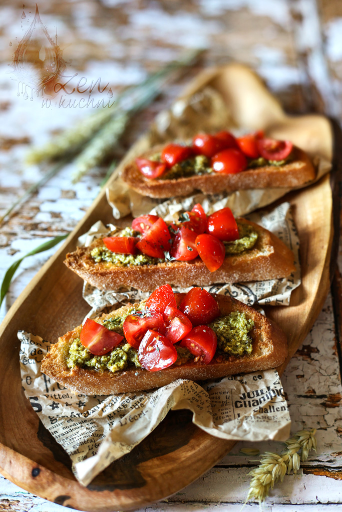 Bruschetta z pomidorami i bazyliowym pesto na chrupiącej grzance