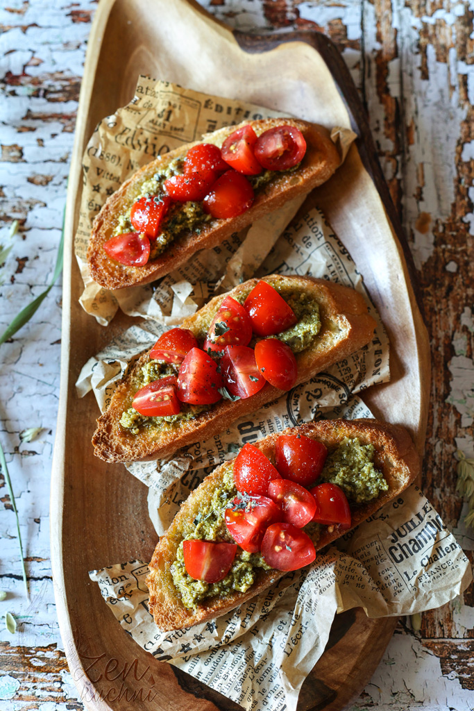 Bruschetta z pomidorami i bazylią na chrupiącej grzance