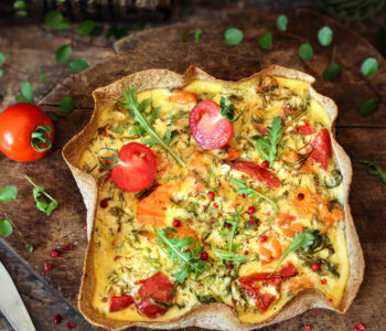 Szybka tortilla z łososiem – idealna zapiekanka na obiad lub kolację.