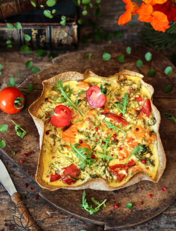Szybka tortilla z łososiem – idealna zapiekanka na obiad lub kolację.