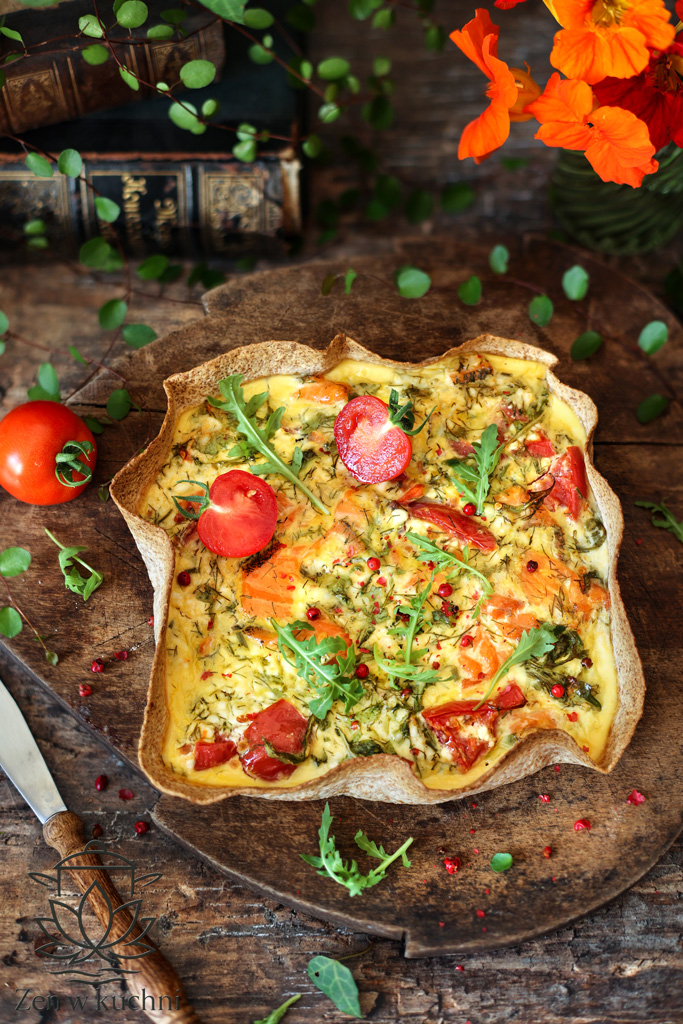 Szybka tortilla z łososiem – idealna zapiekanka na obiad lub kolację.
