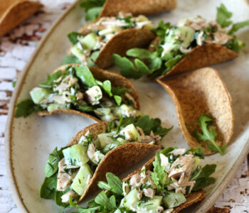 Tacos gotowe do ugryzienia, z intensywnymi kolorami składników.