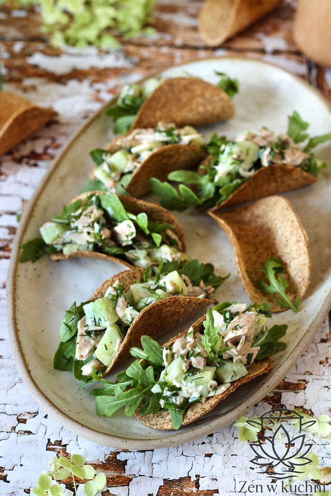 Tacos gotowe do ugryzienia, z intensywnymi kolorami składników.