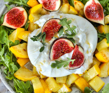Kolorowa sałatka z kremową burratą, grillowaną cukinią i figami.