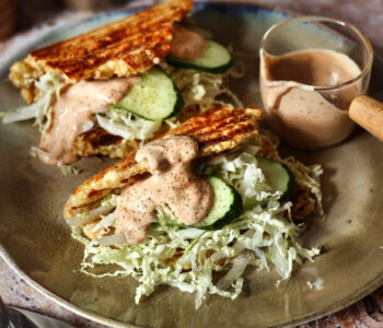 Wrapy z serka wiejskiego — bezglutenowe, wysokobiałkowe, idealne na śniadanie, lunch i dietetyczną przekąskę. Przepis, składniki, porady.