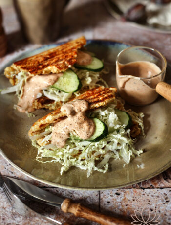 Wrapy z serka wiejskiego — bezglutenowe, wysokobiałkowe, idealne na śniadanie, lunch i dietetyczną przekąskę. Przepis, składniki, porady.