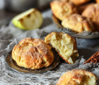 Prosty przepis na bułeczki z jabłkami, twarogiem i cynamonem. Szybkie, pachnące jesienią, idealne na leniwe popołudnie lub drugie śniadanie.