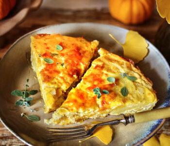 Zapiekanka z dyni to idealne danie na jesień - rozgrzewające, aromatyczne i proste w przygotowaniu. Sprawdź przepis i odkryj sezonowy smak!