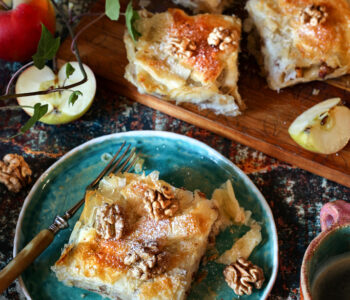 Przepis na ciasto filo z jabłkami - chrupiące warstwy, soczyste nadzienie, szybki deser idealny na święta i spotkania.