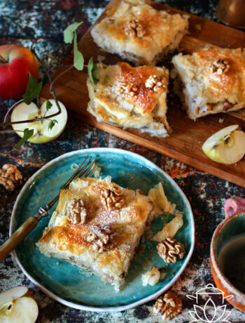 Przepis na ciasto filo z jabłkami - chrupiące warstwy, soczyste nadzienie, szybki deser idealny na święta i spotkania.