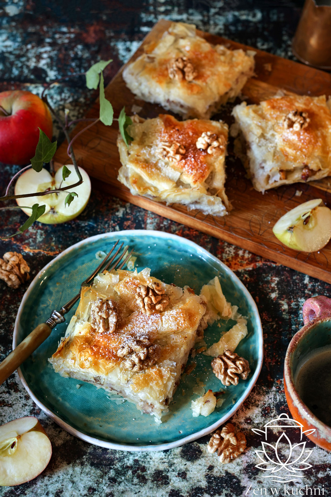 Przepis na ciasto filo z jabłkami - chrupiące warstwy, soczyste nadzienie, szybki deser idealny na święta i spotkania.