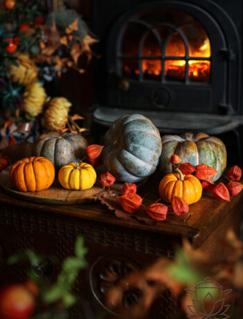 Symboliczna stylizacja na jesień: dynia, ogień i mrok w roli głównej. Rytuał światła w kadrach pełnych głębi i cienia.