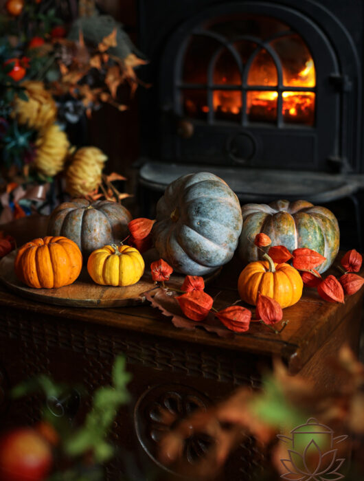 Symboliczna stylizacja na jesień: dynia, ogień i mrok w roli głównej. Rytuał światła w kadrach pełnych głębi i cienia.