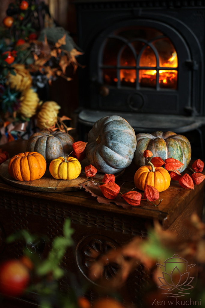 Symboliczna stylizacja na jesień: dynia, ogień i mrok w roli głównej. Rytuał światła w kadrach pełnych głębi i cienia.