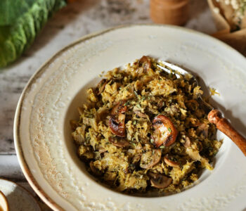 Kapusta z pieczarkami ze słodkiej kapusty - delikatna, aromatyczna i prosta. Idealna na obiad, farsz lub świąteczny stół. Sprawdź przepis!