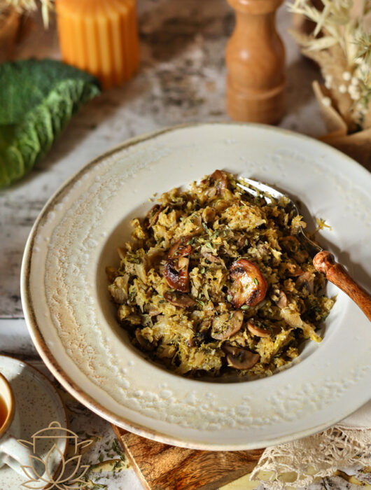 Kapusta z pieczarkami ze słodkiej kapusty - delikatna, aromatyczna i prosta. Idealna na obiad, farsz lub świąteczny stół. Sprawdź przepis!