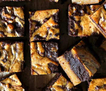 Brownie dyniowe bez mąki ze spodem z masła orzechowego – wilgotne, czekoladowe ciasto w jesiennej odsłonie. Prosty przepis, mocny smak.