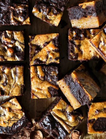 Brownie dyniowe bez mąki ze spodem z masła orzechowego – wilgotne, czekoladowe ciasto w jesiennej odsłonie. Prosty przepis, mocny smak.