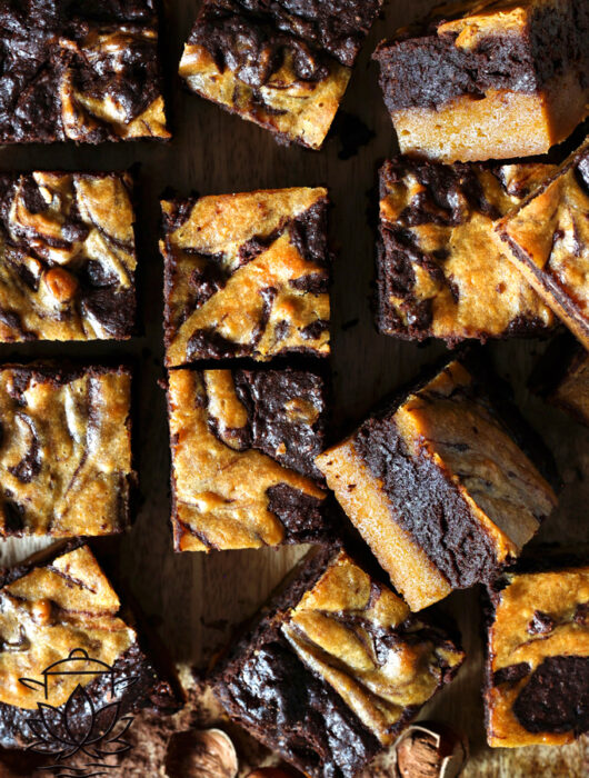 Brownie dyniowe bez mąki ze spodem z masła orzechowego – wilgotne, czekoladowe ciasto w jesiennej odsłonie. Prosty przepis, mocny smak.