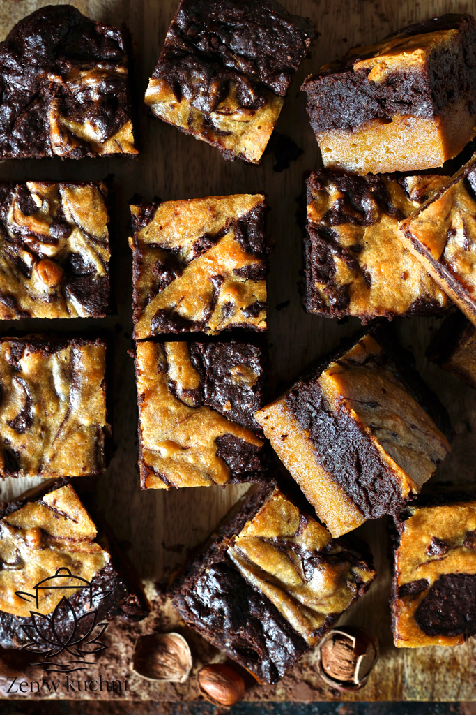 Brownie dyniowe bez mąki ze spodem z masła orzechowego – wilgotne, czekoladowe ciasto w jesiennej odsłonie. Prosty przepis, mocny smak.