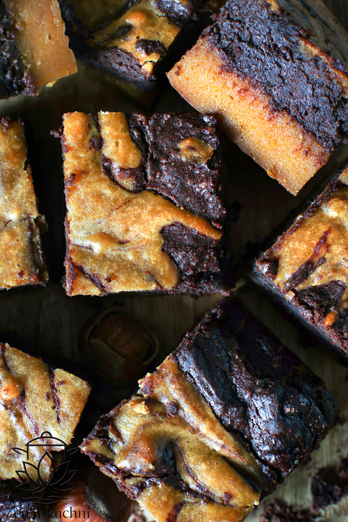 Brownie dyniowe bez mąki ze spodem z masła orzechowego – wilgotne, czekoladowe ciasto w jesiennej odsłonie. Prosty przepis, mocny smak.