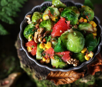 Brukselka - prosty przepis bez goryczki. Z miodem, czosnkiem i orzechami - delikatna, aromatyczna i pełna smaku w kilka minut.