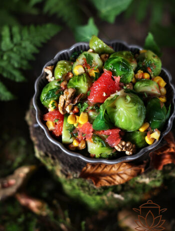 Brukselka - prosty przepis bez goryczki. Z miodem, czosnkiem i orzechami - delikatna, aromatyczna i pełna smaku w kilka minut.