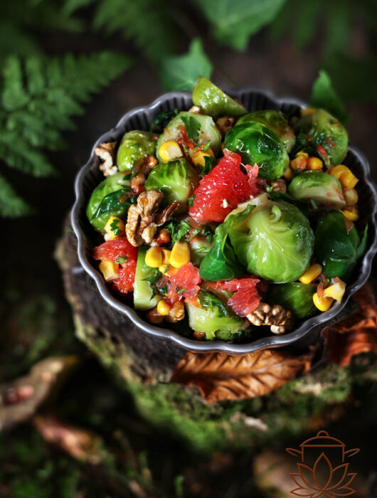 Brukselka - prosty przepis bez goryczki. Z miodem, czosnkiem i orzechami - delikatna, aromatyczna i pełna smaku w kilka minut.