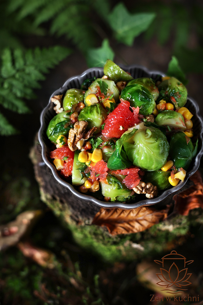 Brukselka - prosty przepis bez goryczki. Z miodem, czosnkiem i orzechami - delikatna, aromatyczna i pełna smaku w kilka minut.