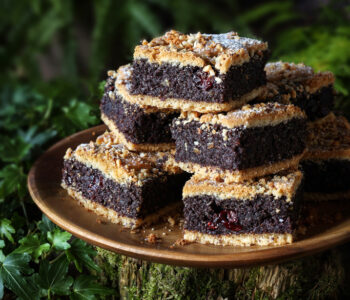 Makowiec na kruchym spodzie - tradycyjny przepis krok po kroku. Aromatyczna masa makowa, kruche ciasto, idealny wypiek na święta.