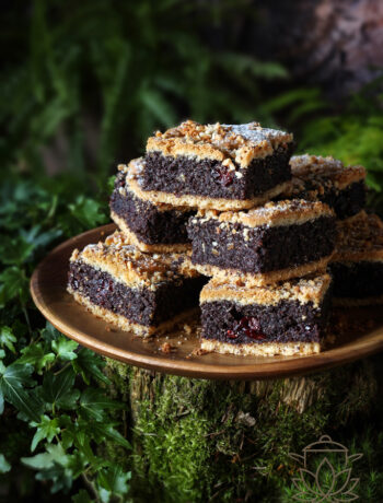 Makowiec na kruchym spodzie - tradycyjny przepis krok po kroku. Aromatyczna masa makowa, kruche ciasto, idealny wypiek na święta.