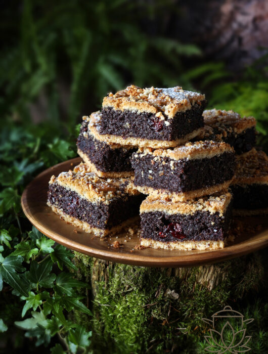 Makowiec na kruchym spodzie - tradycyjny przepis krok po kroku. Aromatyczna masa makowa, kruche ciasto, idealny wypiek na święta.