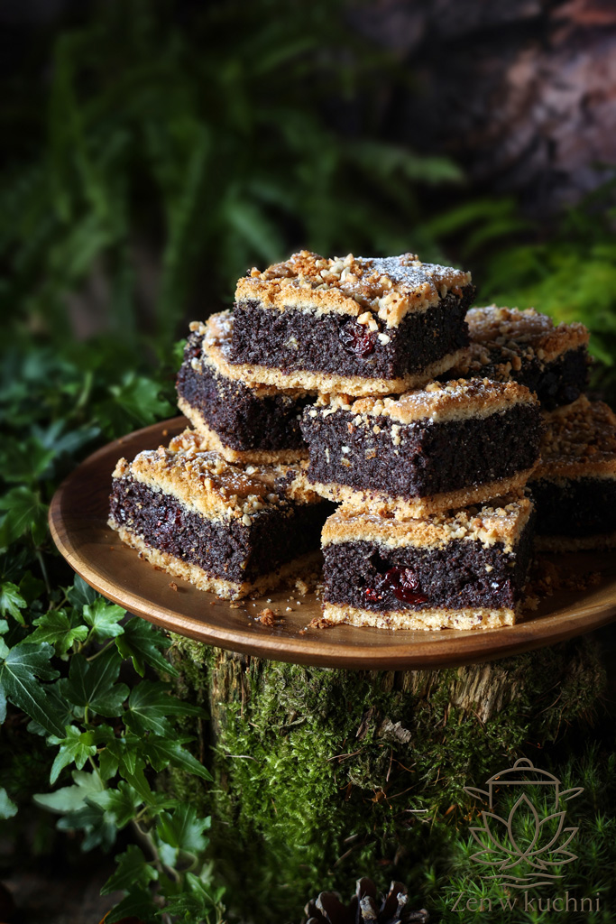 Makowiec na kruchym spodzie - tradycyjny przepis krok po kroku. Aromatyczna masa makowa, kruche ciasto, idealny wypiek na święta.