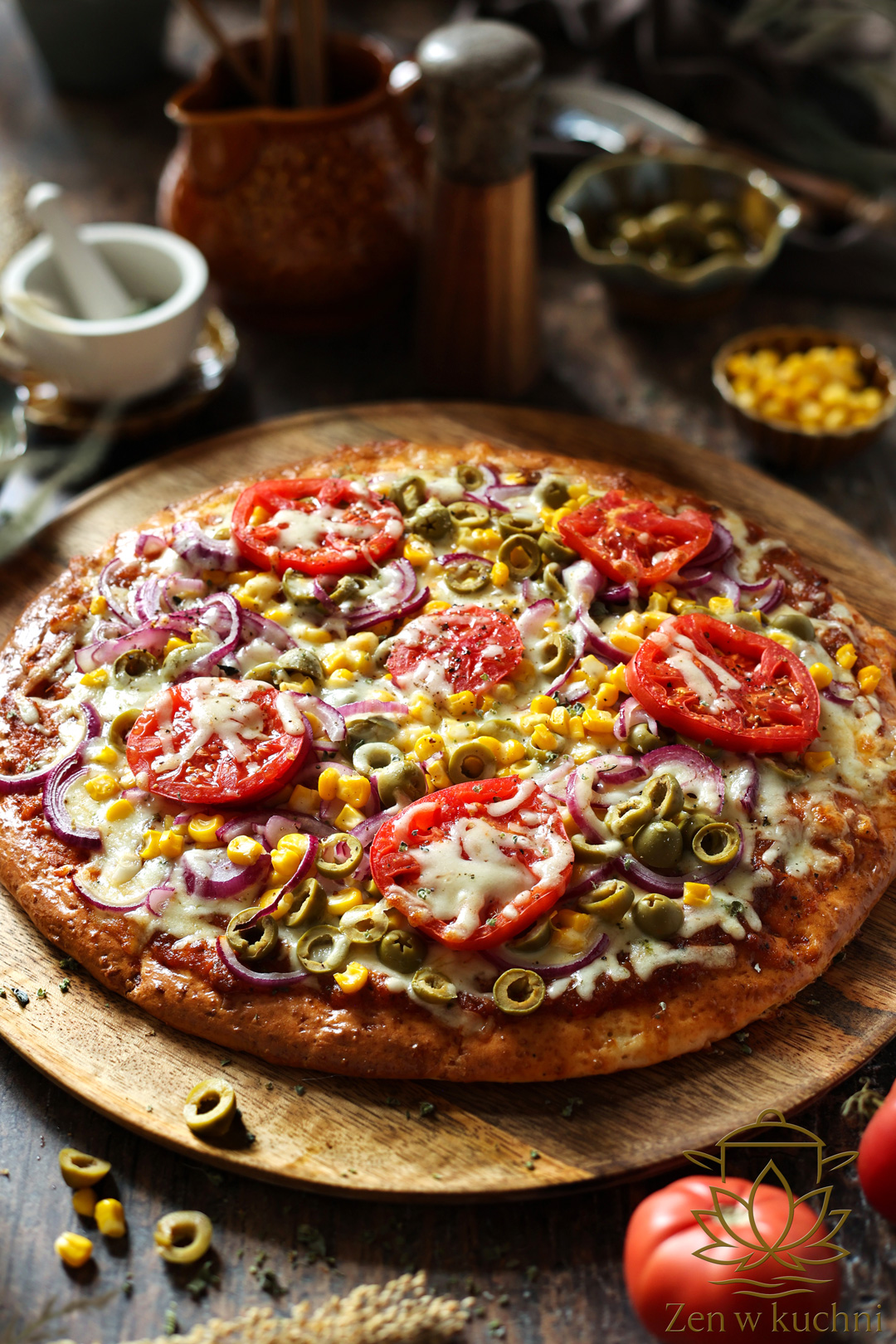 Pizza z serka wiejskiego z mozzarellą, oliwkami, kukurydzą i pomidorem